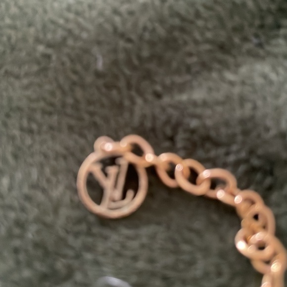 LV Essential V Necklace EUC 💛💛M61083💛💛 - Picture 8 of 13